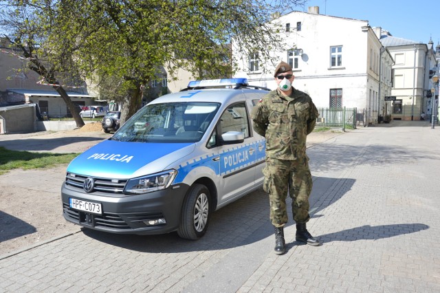 Piotrkowska policja, przy wsparciu WOT, codziennie sprawdza, czy mieszkańcy miasta i powiatu przestrzegają zasad kwarantanny