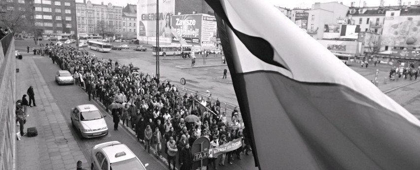 W sobotę po południu setki ludzi przeszły ulicami Katowic w...