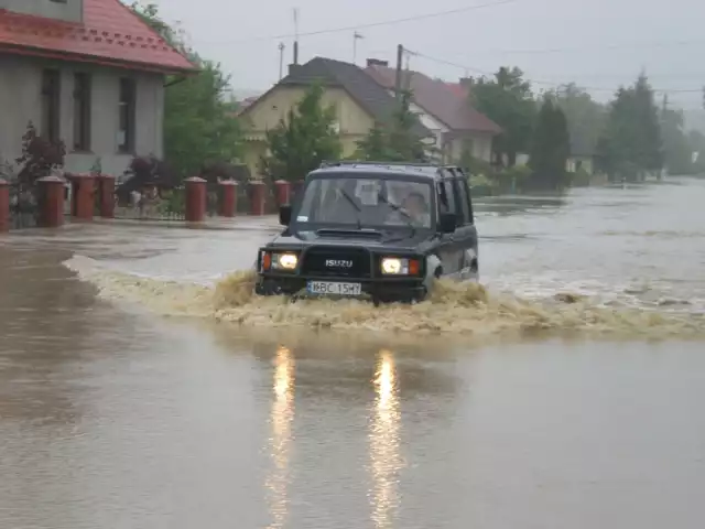 Wezbrana Raba w maju 2010 roku zalała wioskę Proszówki. Pod wodą znalazło się kilkadziesiąt domów. W całej gminie Bochnia powódź dotknęła około 1,5 tysiąca budynków