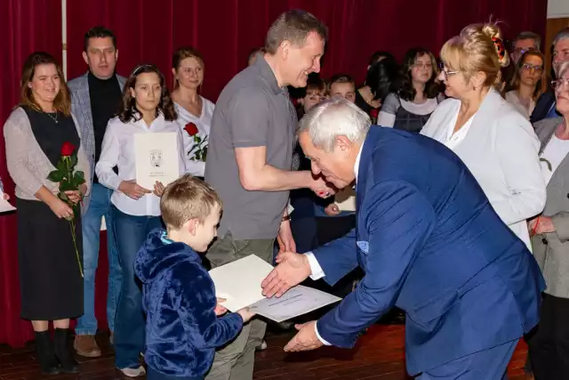 Wyróżnienia wręczono podczas Gali Przyznania Stypendiów Burmistrza Mieroszowa za wyniki w nauce, osiągnięte w I semestrze roku szkolnego 23/24