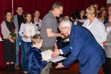 Najlepsi uczniowie szkół podstawowych już ze stypendiami od burmistrza Mieroszowa. Zdjęcia