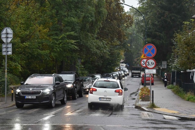 Ulica Sienkiewicza górna - korki przy dojeździe do skrzyżowania z ulicą Kościuszki to w tym miejscu codzienność. Czy rondo pomoże upłynnić ruchu?