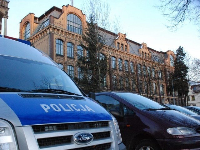 Policja zabezpieczyła ślady i szuka włamywaczy