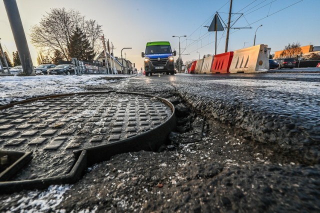 Czytelnik pyta, czy napraw nie można było wykonać, gdy jezdnia była zamknięta dla ruchu.