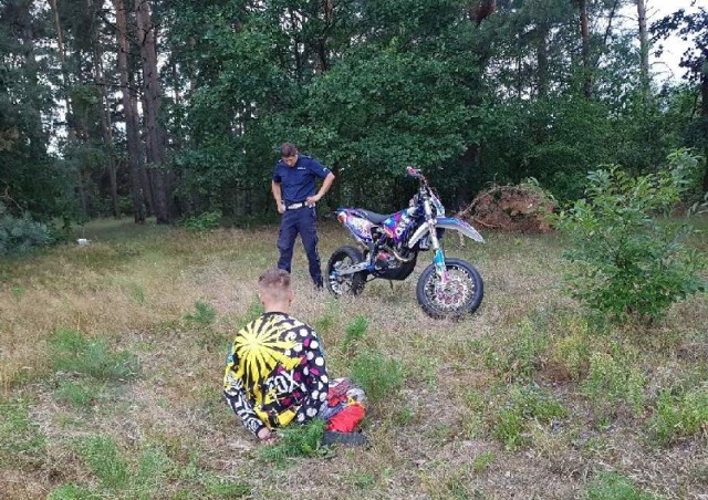 Mieszkaniec Rawy Mazowieckiej, jadący motocyklem, nie zatrzymał się do kontroli. Uciekał przed ścigającym go radiowozem, stwarzając zagrożenie dla innych kierowców i pieszych. Został zatrzymany po kilku kilometrach pościgu.