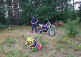 Uciekał przed policjantami na motocyklu. Dopadli go w lesie