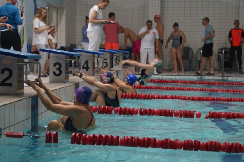 Memoriałowe zawody pływackie były 7 grudnia na pływalni w SP...