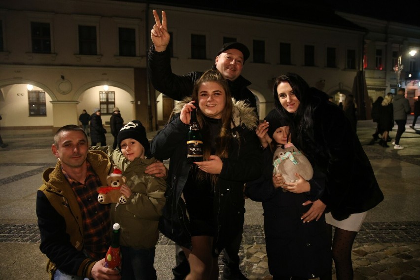 Tłumy świętowały początek 2024 roku na Rynku w Kielcach. Szampana nie brakowało 