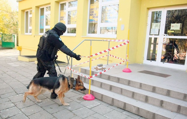 Najpierw podejrzanie wyglądającą paczką zajął się policjant z psem.