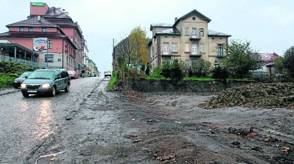 Usytuowane na skarpie przydomowe ogródki kamienicy przy ul. Romanowskiego 11 powoli zamieniają się w duży parking