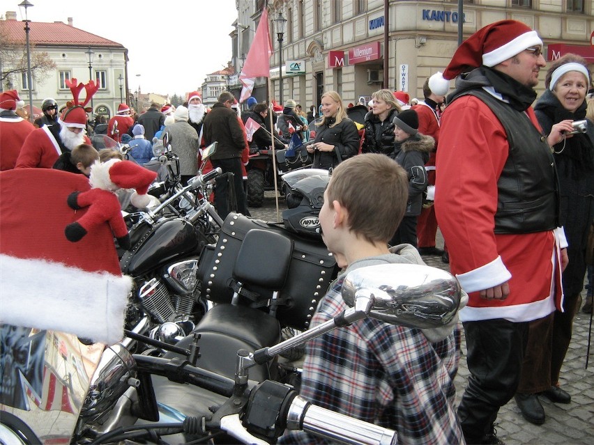 Wadowice: Motomikołaje 2011. Stu Mikołajów na motorach odwiedziło papieskie miasto [ZDJĘCIA]