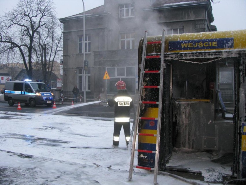 Pożar autobusu KLA w centrum Ostrowa [FOTO, WIDEO]