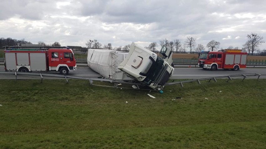 MAMY ZDJĘCIA z akcji po wypadku tira, który zablokował A2