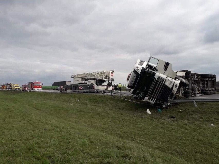 MAMY ZDJĘCIA z akcji po wypadku tira, który zablokował A2