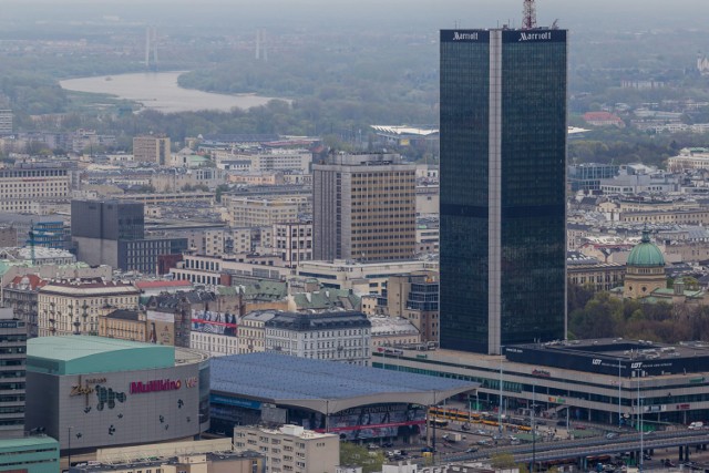 Gdy myślimy o podziwianiu panoramy Warszawy, przeważnie na myśl przychodzi nam taras widokowy na szczycie Pałacu Kultury i Nauki. Tymczasem, bardzo wielu zagranicznych turystów wybiera nieco inne miejsce na podziwianie stolicy Polski. Bar na szczycie hotelu Mariott znalazł się w wielu popularnych internetowych przewodnikach po Warszawie. 

Czytaj też: Nietypowe miejsca w Warszawie. Zobacz stolicę od nieznanej strony

Zobaczcie też: Warszawa z wysokości. Przyjrzeliśmy się Pałacowi Kultury i... znaleźliśmy pewien szczegół

