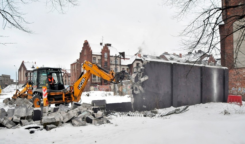 W piątek zburzono mur stoczni, w jego miejsce powstanie...