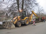 Na ul. Sławinkowskiej uzupełniają brakujące części chodnika 