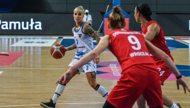 Z piłką Angelika Stankiewicz, która ma ważny kontrakt z KS Basket 25 na sezon 2021/2022