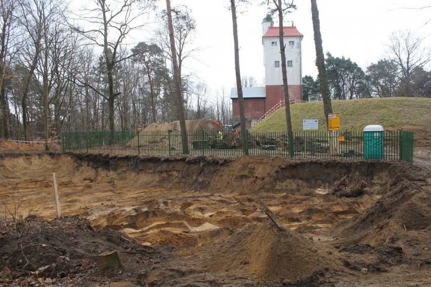 Trwa przebudowa Wieży Ciśnień w Lęborku. Odsłonięto fundamenty ZDJĘCIA