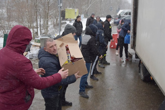 Rozładunek żywności dla uchodźców na przejściu granicznym w Krościenku. Zdjęcie ilustracyjne.