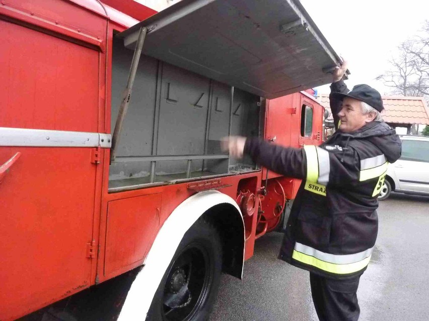 Cewice: Babcia odjechała do Pruszcza. Auto strażackie z Cewic odjechało na emeryturę