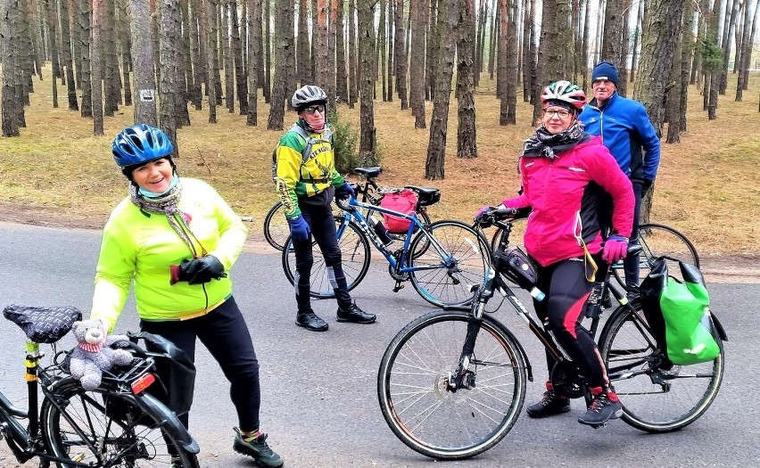 Inowrocław. Cykliści z Klubu Turystyki Rowerowej "Kujawiak" w Inowrocławiu już przemierzają trasy. Dla nich sezon trwa cały rok. Zdjęcia