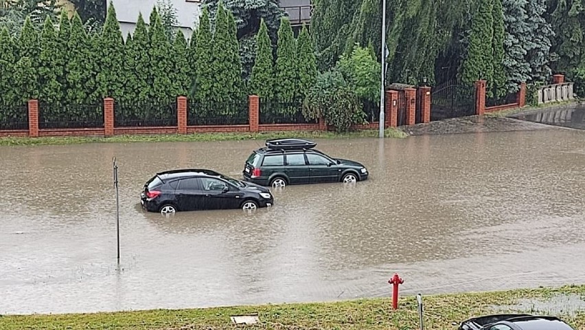 Ulice i parkingi w Rzeszowie pod wodą po ogromnej ulewie [1 LIPCA, ZDJĘCIA]