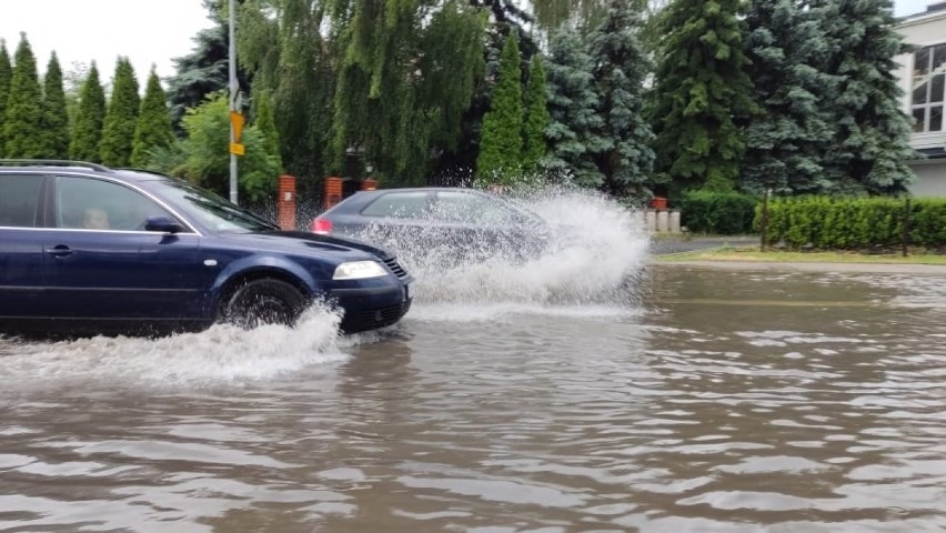 Ulice i parkingi w Rzeszowie pod wodą po ogromnej ulewie [1 LIPCA, ZDJĘCIA]