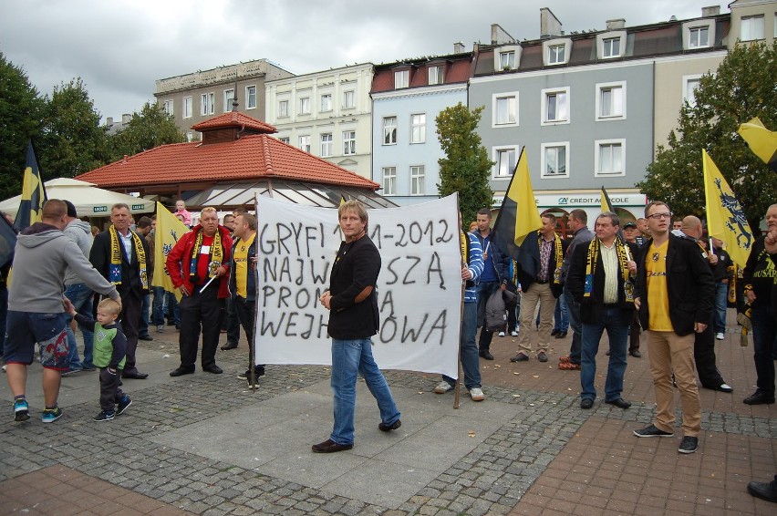 Sympatycy Gryfa Orlex Wejherowo manifestowali pod Urzędem Miasta