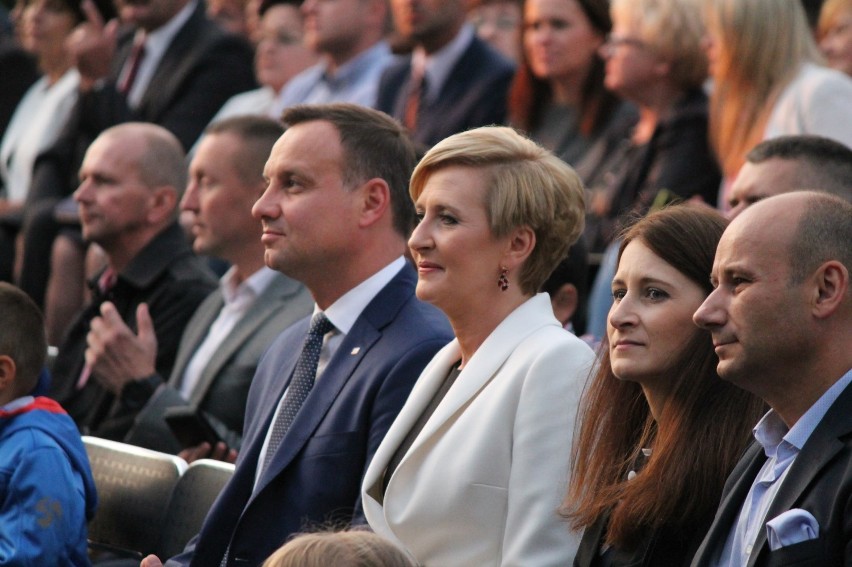 Magdalena Witko wraz z mężem (od prawej) podczas wizyty pary...