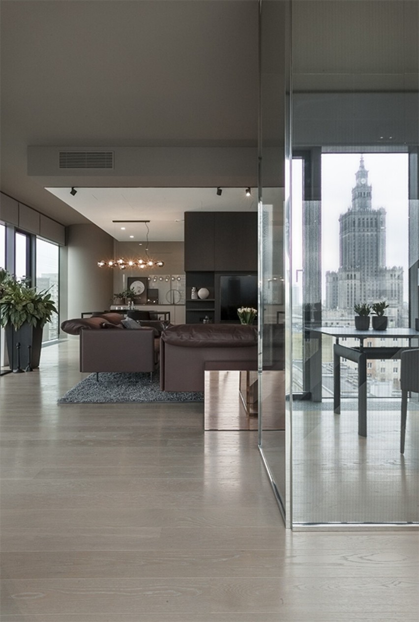 Luksusowy apartament w wieżowcu Cosmopolitan. Z okien rozlewa się widok na centrum Warszawy