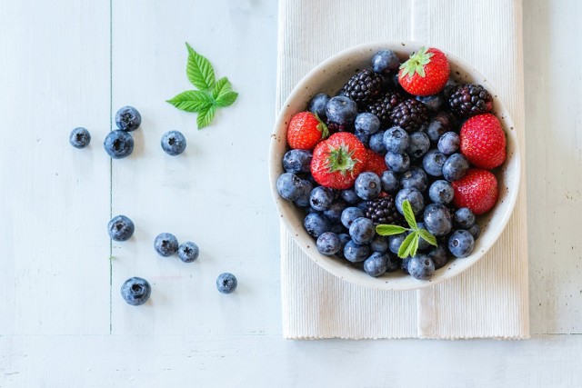 Flawonoidy to grupa związków organicznych występujących w produktach roślinnych. Mają one właściwości przeciwzapalne i antyoksydacyjne (przeciwutleniające). Chronią więc komórki i tkanki organizmu przed szkodliwym działaniem wolnych rodników, które powstają w procesie utleniania i przyczyniają się do rozwoju wielu chorób takich jak nadciśnienie tętnicze, cukrzyca, demencja czy nowotwory. Najwięcej flawonoidów znajduje się w owocach jagodowych takich jak jagody, truskawki, jeżyny, borówki, ale też w czerwonym winie i gorzkiej czekoladzie.