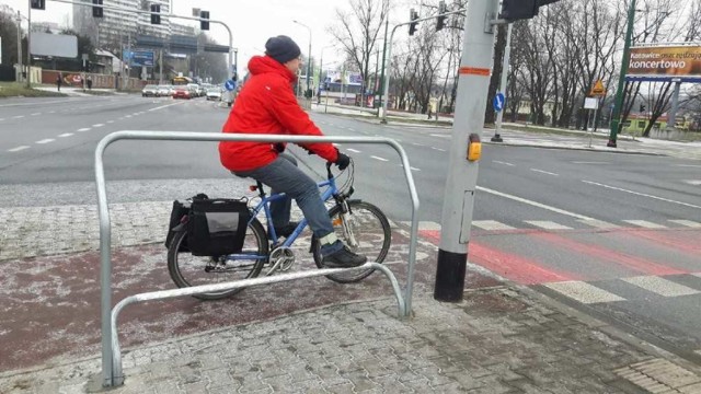 Podnóżek dla rowerzystów na skrzyżowaniu Chorzowskiej i Złotej