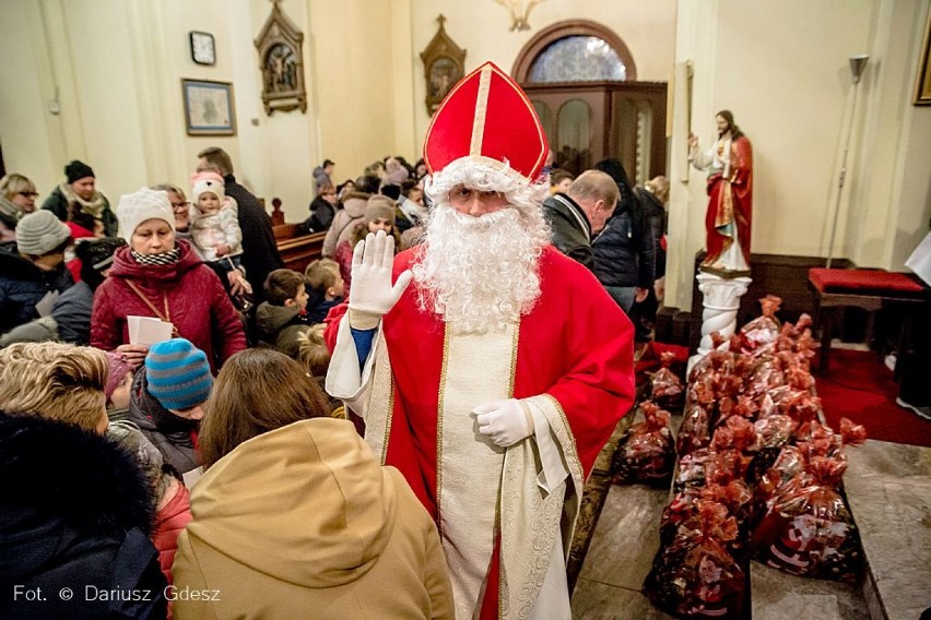 Wałbrzych: Święty Mikołaj rozdał setki paczek dzieciom na Białym Kamieniu [ZDJĘCIA]