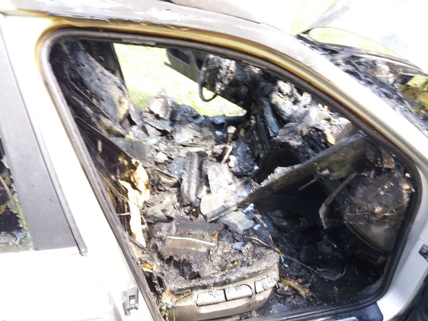 Augustowscy strażacy gasili pożar auta, który zapalił się w Studzienicznej [Zdjęcia]