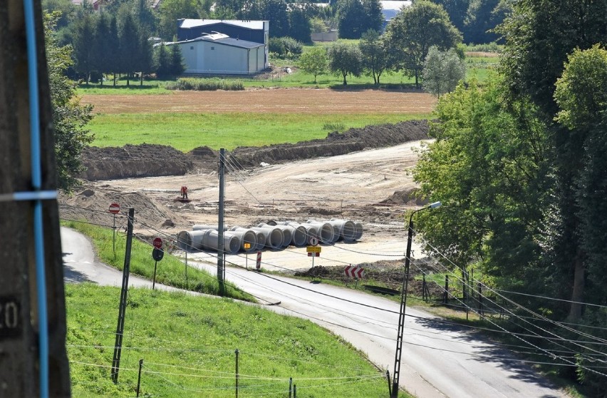 Budowa obwodnicy Tuchowa ruszyła z kopyta. Nowa droga z 300-metrowym mostem ma być gotowa za rok [ZDJĘCIA]