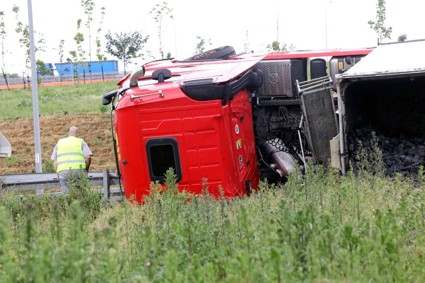 Wypadek na zjeździe z autostrady A4, tir z koksem na zakręcie wpadł do  rowu