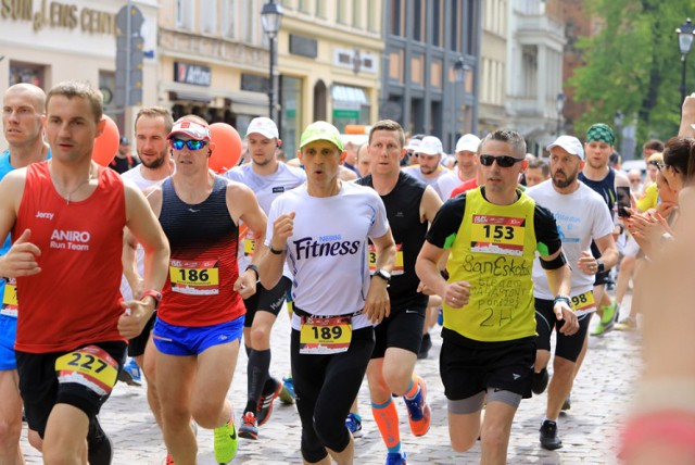 Rozpoczęły się zapisy do udziału w tegorocznym Run Toruń, imprezie biegowej organizowanej przez Stowarzyszenie Run Toruń. Zawody co roku cieszą się ogromnym zainteresowaniem biegaczy i gromadzą na starcie tysiące osób.

Rejestracja uczestników na najbliższy "Run Toruń - Zwiedzaj ze zdrowiem 2019!" rozpoczęła się w czwartek, 17 stycznia. Wszystko wskazuje na to, że i tym razem lista uczestników będzie bardzo długa - w krótkim czasie potwierdzone zgłoszenia przesłało ponad 300 osób.

Biegacze mogą wybrać dla siebie określony dystans. Główny bieg odbędzie się na 10 kilometrów, ale na chętnych czeka także trasa o połowę krótsza. Jak zwykle biegacze będą rywalizować na ulicach toruńskiego Starego Miasta.

W tym roku Run Toruń odbędzie się już po raz ósmy. Termin zawodów to 28 kwietnia. Chętni biegacze mogą zapisać się pod tym linkiem.

Przypominamy zdjęcia z poprzedniego biegu Run Toruń!

Polecamy:Wielkie gwiazdy w Arenie Toruń. Zbliżają się Halowe Mistrzostwa Świata w Lekkiej Atletyce Masters!
Wyłączenia prądu w Toruniu i regionie. Sprawdź, na kiedy się przygotować
10 sklepów których nie ma w Toruniu. Też Wam ich brakuje?
One odwiedziły Toruń! Najpiękniejsze dziewczyny z instagrama