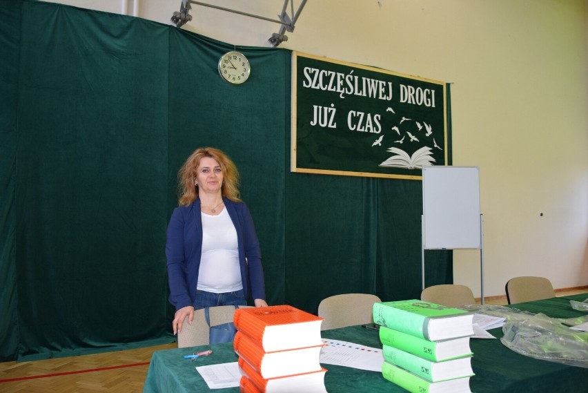 Barbara Majewska, dyrektor szkoły towarzyszyła  uczniom...