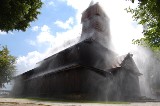 Mgła wodna ochroni kościółek w Zawadzie [ZDJĘCIA]