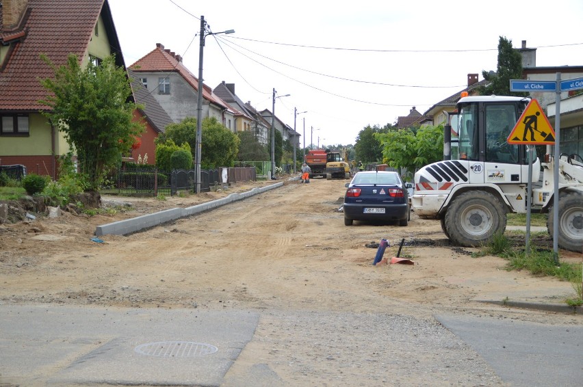 Przebudowa ulicy Cichej w Bytowie potwornie się ślimaczy. Nawet burmistrz ma wątpliwości czy skończy się 18 września (zdjęcia)