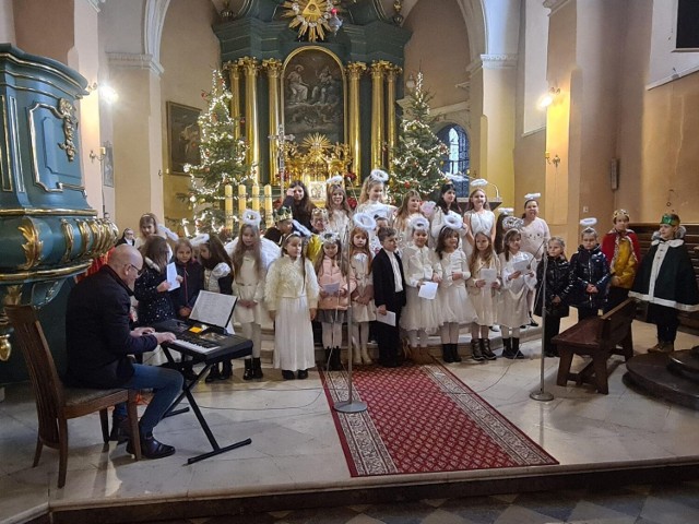 W koncercie kolęd i pastorałek w Świętej Trójcy w Jędrzejowie uczestniczyli najmłodsi uczniowie jędrzejowskiej "Dwójki"