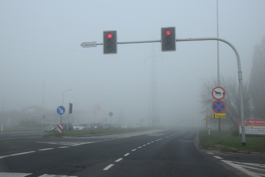 Mglisty poranek na ulicach w Zduńskiej Woli [zdjęcia]