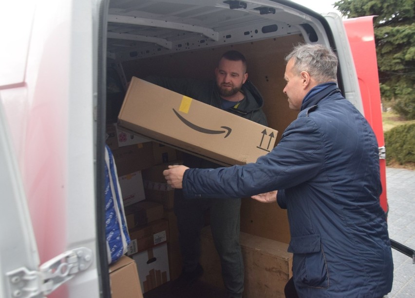 Polacy z Włoch pomagają Ukraińcom. Kilkanaście paczek z darami trafiło do naszej redakcji