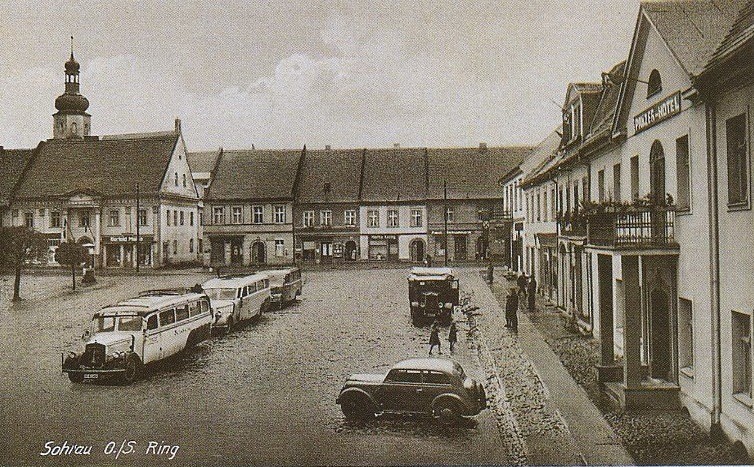 Po prawej stronie Panzer Hotel w czasie okupacji niemieckiej