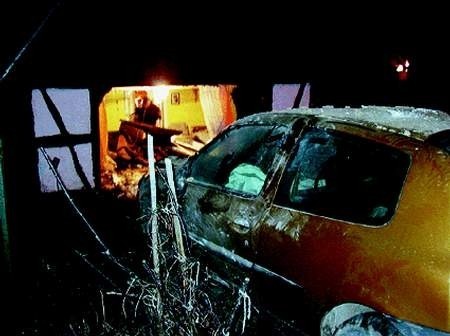 W wyniku uderzenia samochodu zniszczeniu uległa jedna z ścian zabytkowej chaty. 
Fot. Artur Socha