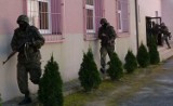 Szturm na szkołę w Ostrowcu. Ćwiczyli atak na &quot;zielonych ludzików&quot; (zdjęcia)