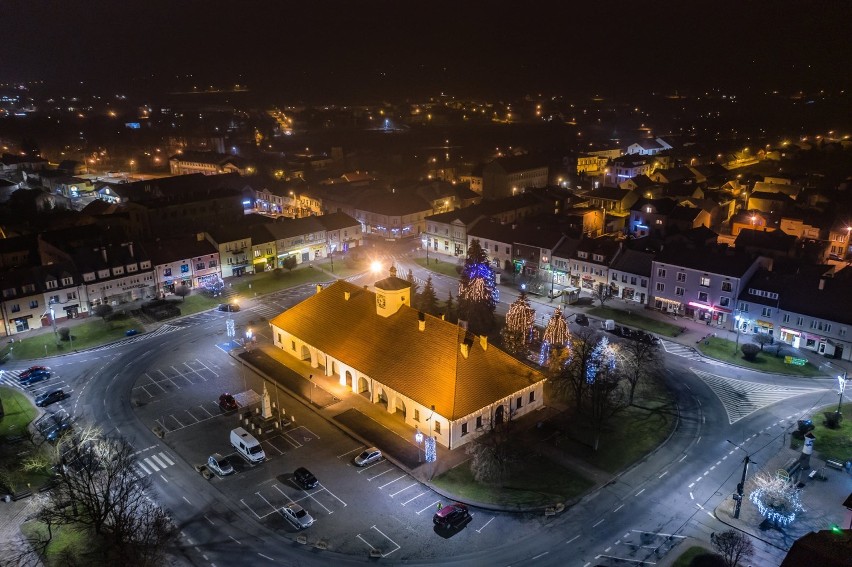 Świąteczne iluminacje i dekoracje na drzewkach wokół ratusza...