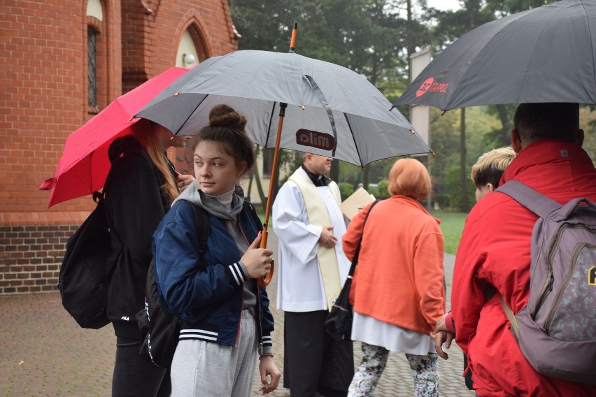 Pielgrzymi z Obornik wyruszyli do Dąbrówki Kościelnej [ZDJĘCIA]