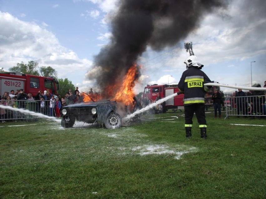 Festyn strażacki w Lubinie - strażacy rozcinali auto i...